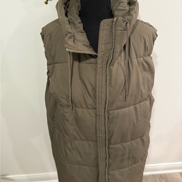 H&M Women's Olive Puffer Vest - Picture 1 of 3